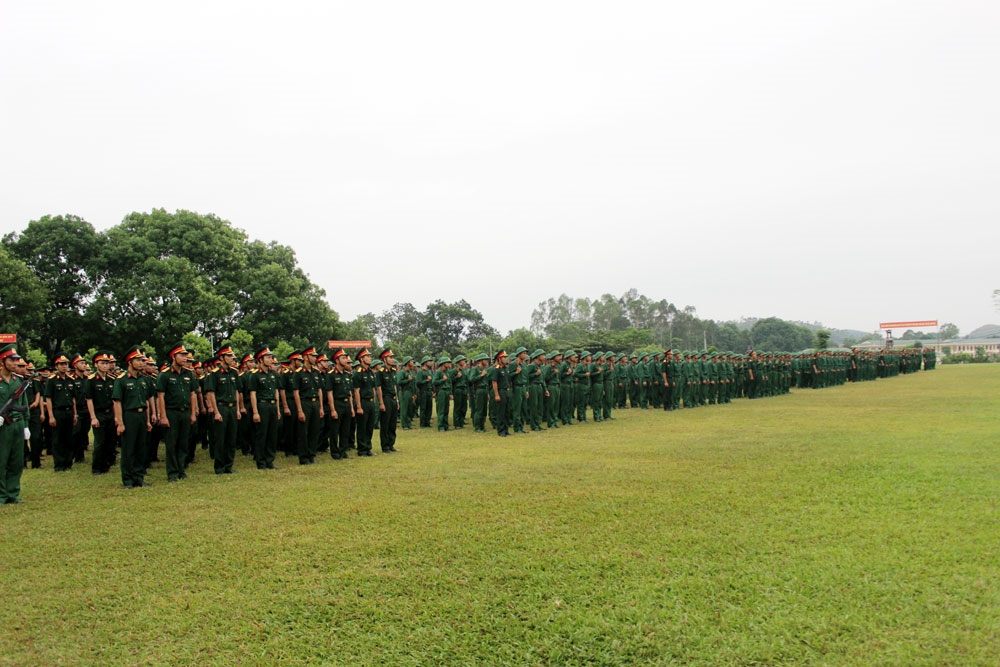 Toàn cảnh buổi Lễ tuyên thệ chiến sĩ mới của Trung đoàn 98, Sư đoàn 316, Quân khu 2.